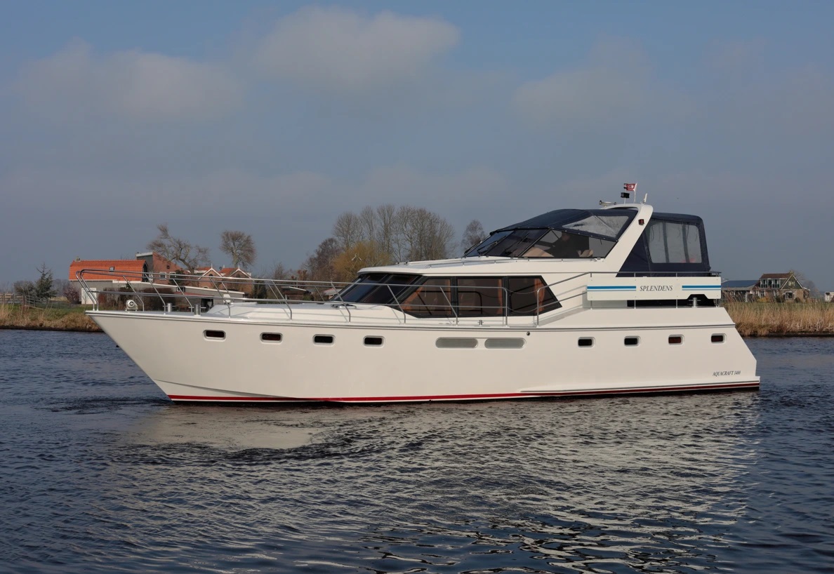 de-driesprong-yachtcharters-exterieur-motorjacht-splendens-2